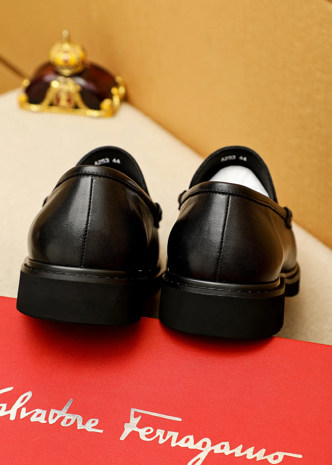 Men's shoes 💰520 💐 Product trademark: Ferragamo "Ferragamo" casual leather shoes Regular size: 38-44 (45.46🉑️customized) Product materials: Selected imported first-layer calfskin upper + original hardware buckle, imported water-dyed cow leather lining. Strong three-dimensional visual effect, original outsole color: 1⃣️color optional